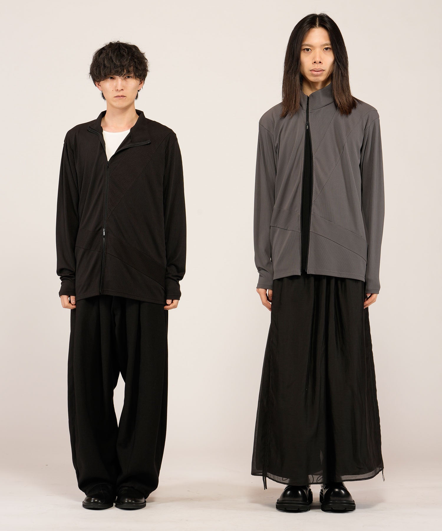 BLACK Model:H169cm / GRAY Model:H180cm