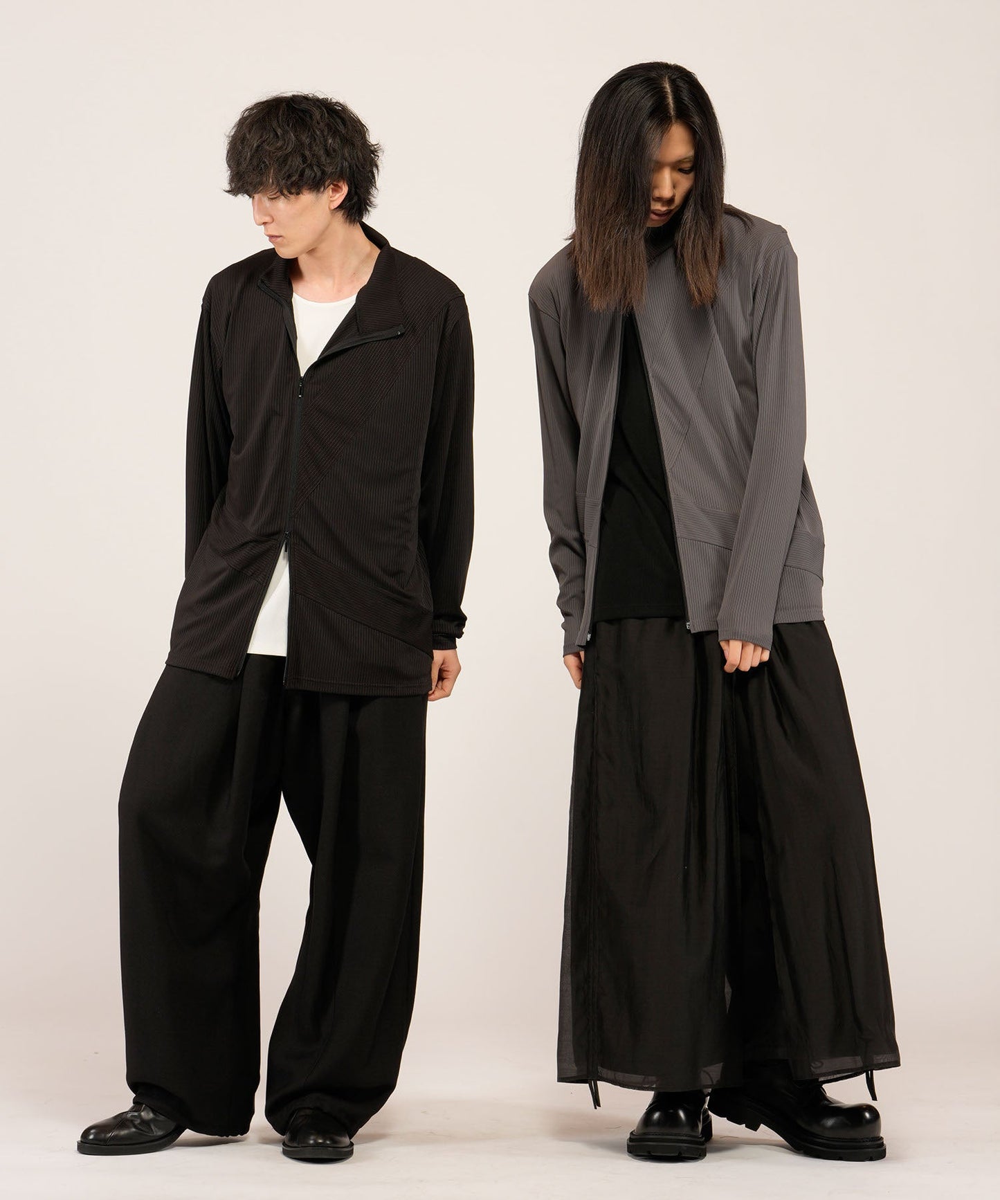 BLACK Model:H169cm / GRAY Model:H180cm