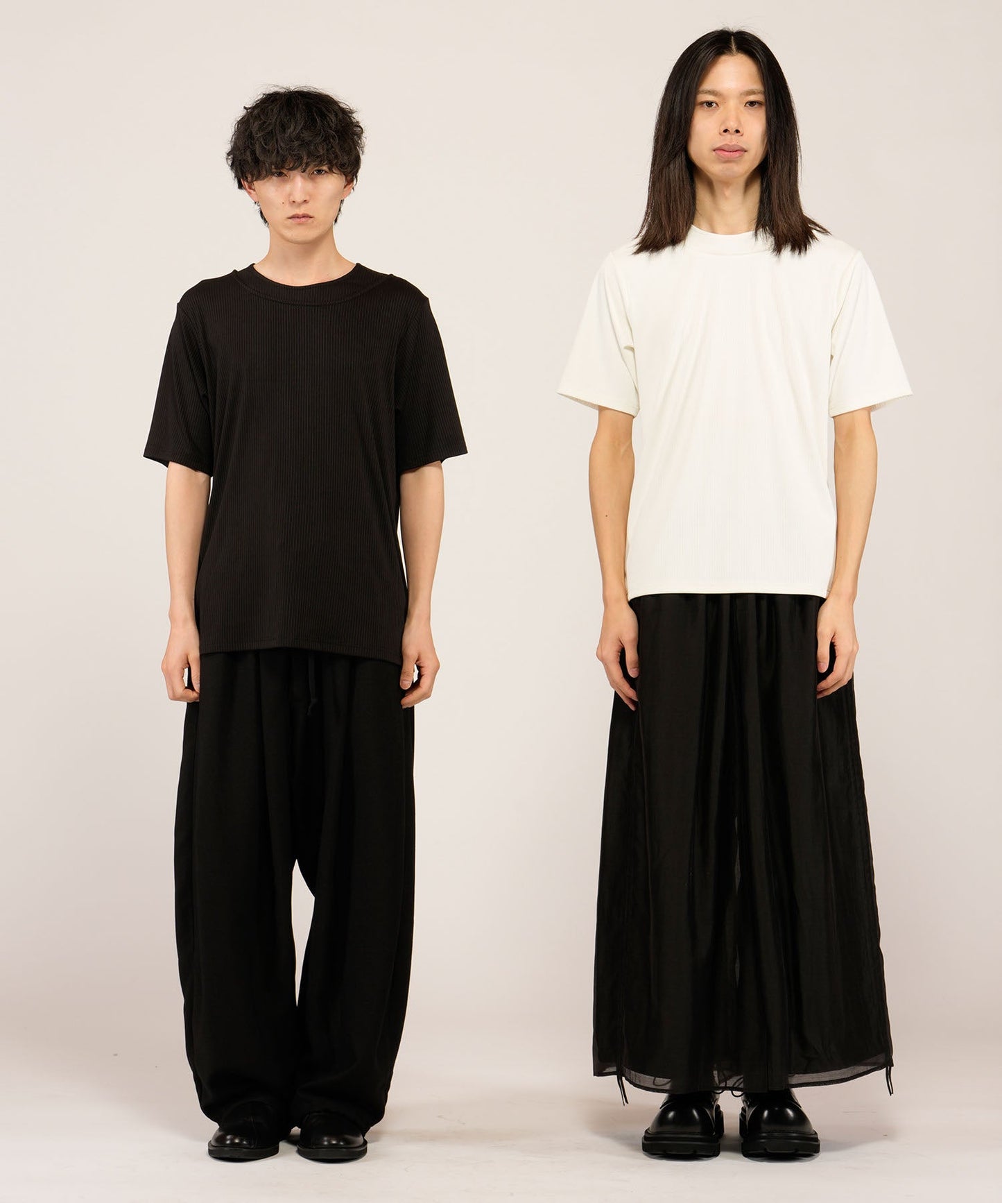 BLACK Model:H169cm / WHITE Model:H180cm