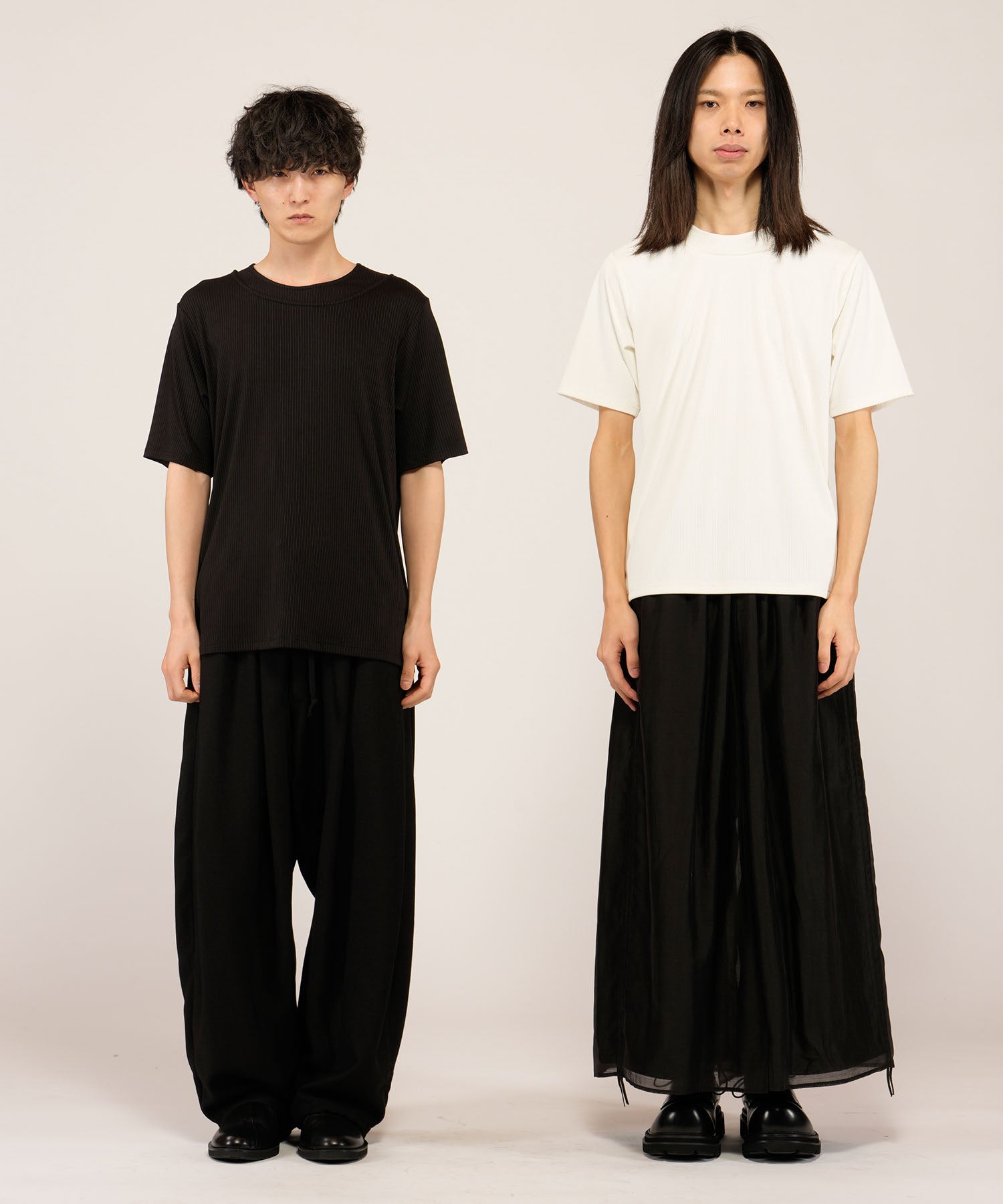 BLACK Model:H169cm / WHITE Model:H180cm