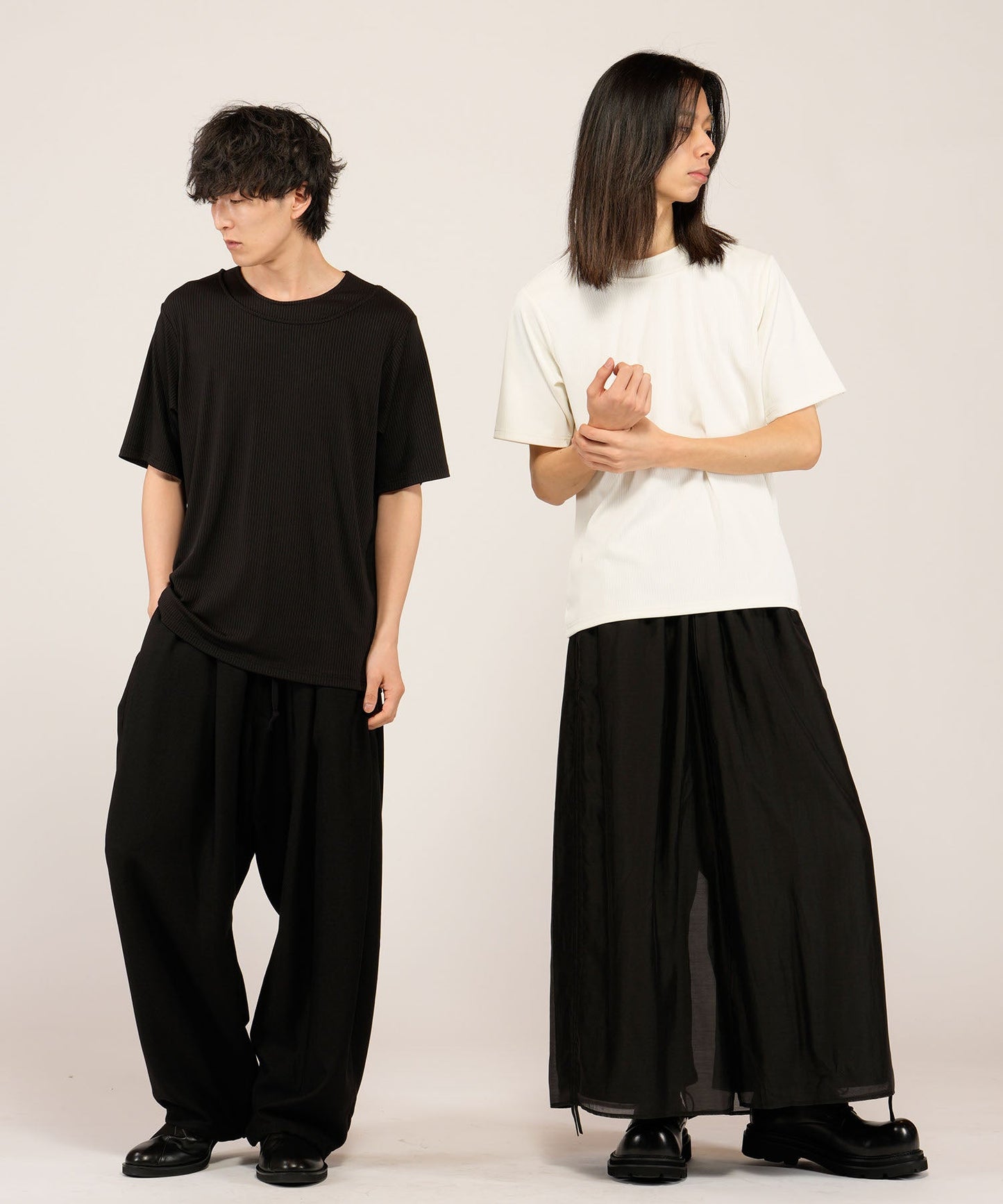 BLACK Model:H169cm / WHITE Model:H180cm